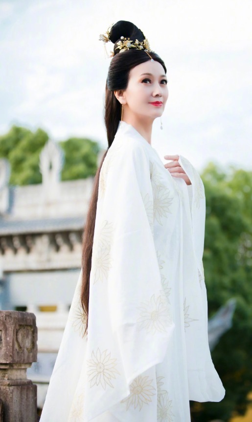 冻龄女神|赵雅芝重现“白素贞”，29年容颜未变，67岁风采依旧