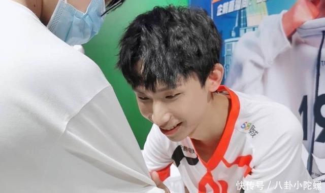 战队|梦泪人气依旧恐怖,海报独占核心,猫神被挤掉,韦神都没牌面