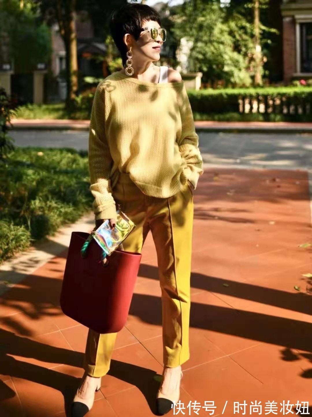 高领|五六十岁的女人,尽量别穿连衣裙,多穿“9分裤”,洋气又减龄