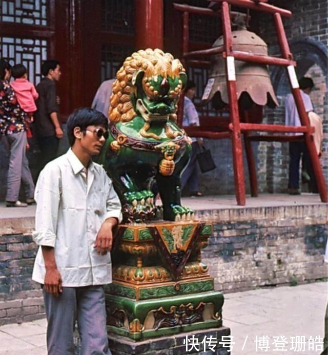 后世尊|老照片直击80年代少林寺；商业气息渐浓，专心烧香的和尚