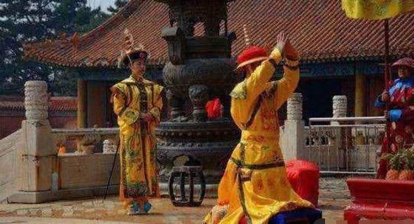 大臣|康熙不跪孔子,大臣慌忙找了个布遮住1个字,立刻乖乖跪下了