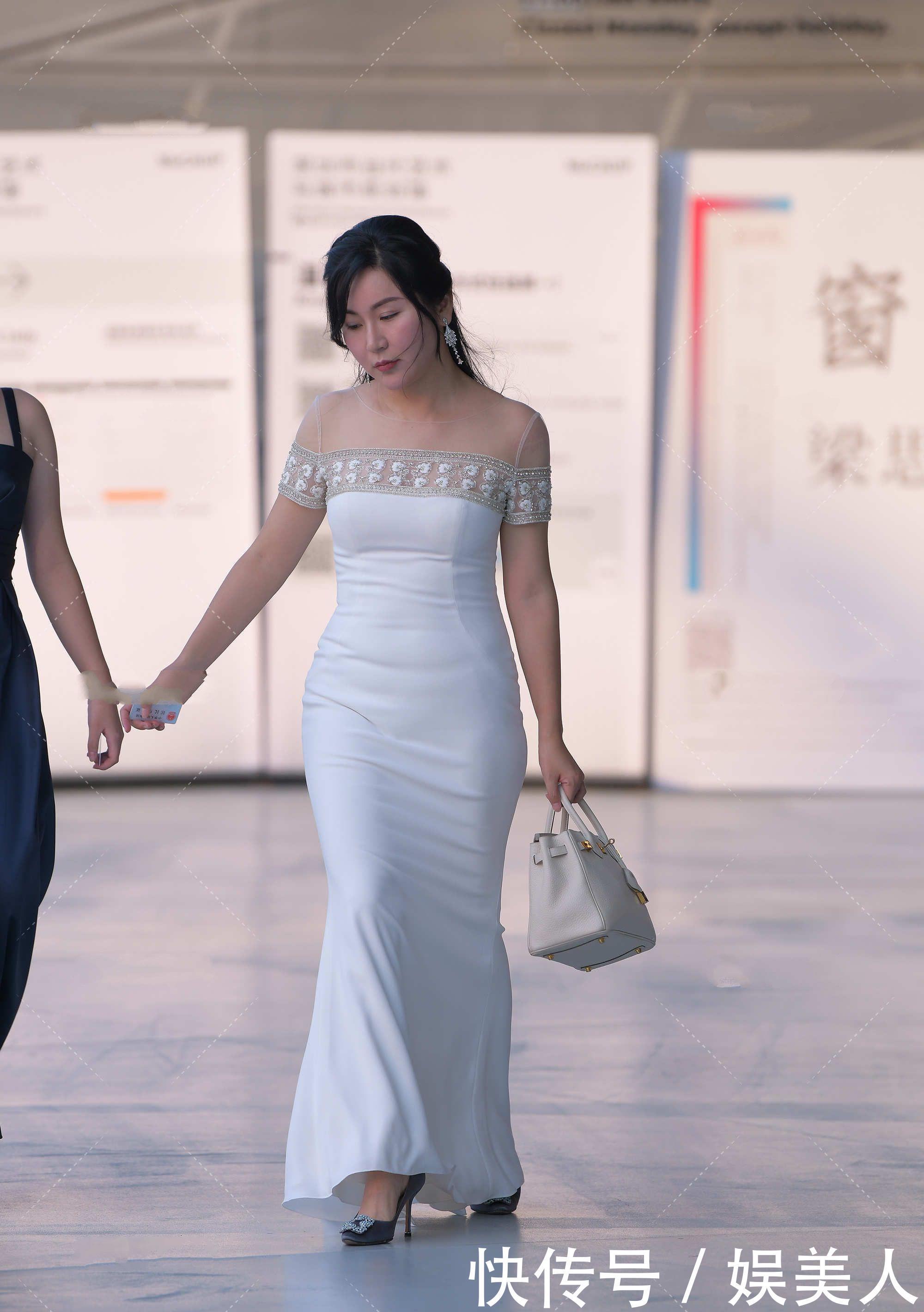 白色一字肩长款礼服裙，凸显身材魅力，更显高级气场
