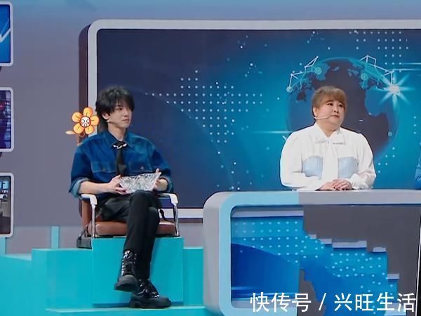 为什么华晨宇的肩膀上总有朵花?镜头放大20倍,网友:用心了