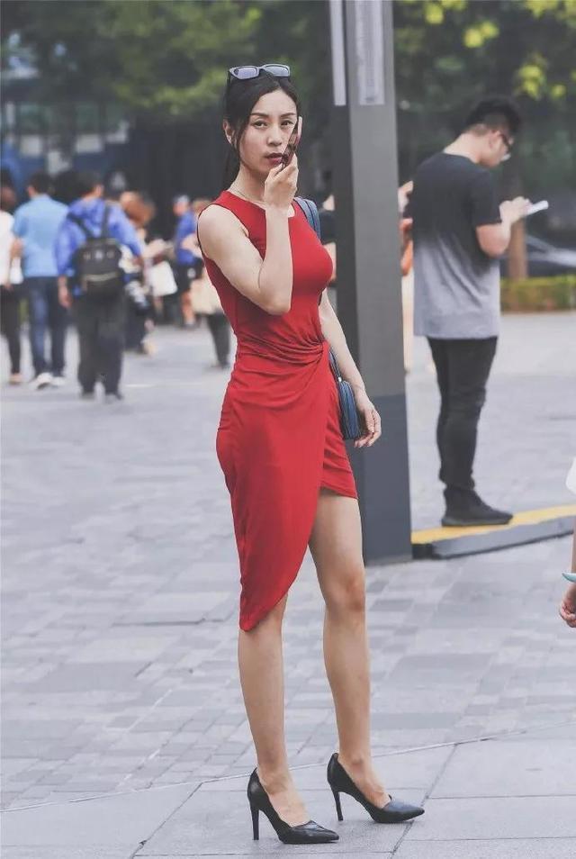 美女|身材高挑的小美女,黑色内搭+紧身牛仔裤,展现迷人气质