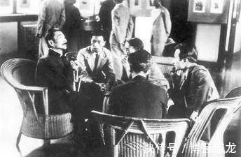 男孩#民国男孩吃螃蟹,是穷人还是公子哥儿?鲁迅先生或许早给了答案!