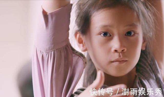 小女孩|妈妈摊前卖猪肉,女儿摊后跳芭蕾惹群嘲:穷人家女孩还想当凤凰?