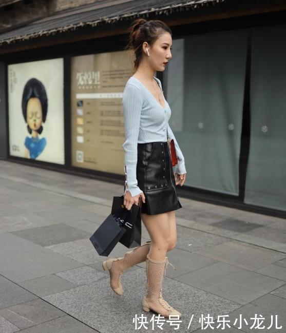 美女别致的皮裙,配网状高筒靴,时髦有魅力