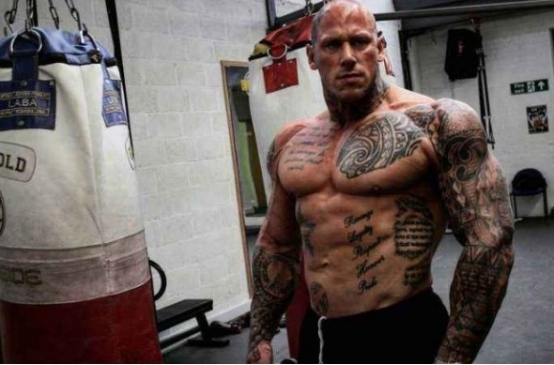 巨无霸|健身界“巨无霸”,身高2米体重300斤,他是比巨石强森还硬