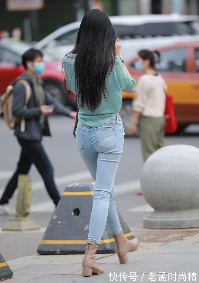 高挑|街拍:高挑女神秀超美颜值,牛仔裤升级时尚感,最佳女友便是如此