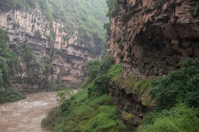 实拍我国最“惊险”的地缝景观，瀑布高100多米，比黄果树还壮观