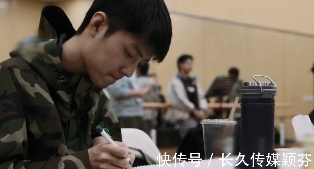 肖战|肖战话剧纪录片曝光，无实物表演吃东西被辣到，素颜出镜无包袱