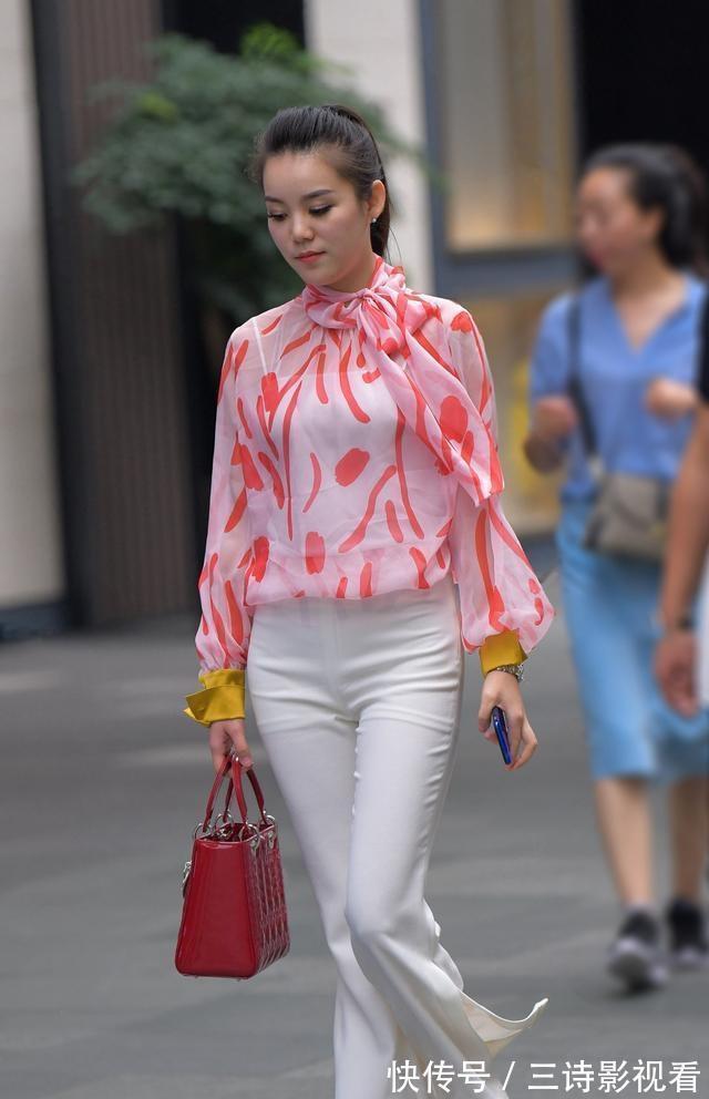 打底裤 白红色长袖搭配白色打底裤,经典时尚,穿出不要的风格