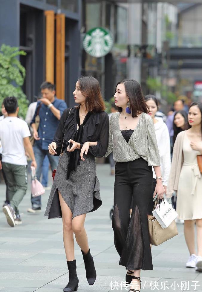 穿搭|小姐姐身穿淡蓝色的运动背心,搭配白色的休闲长裙,穿搭前卫又时尚