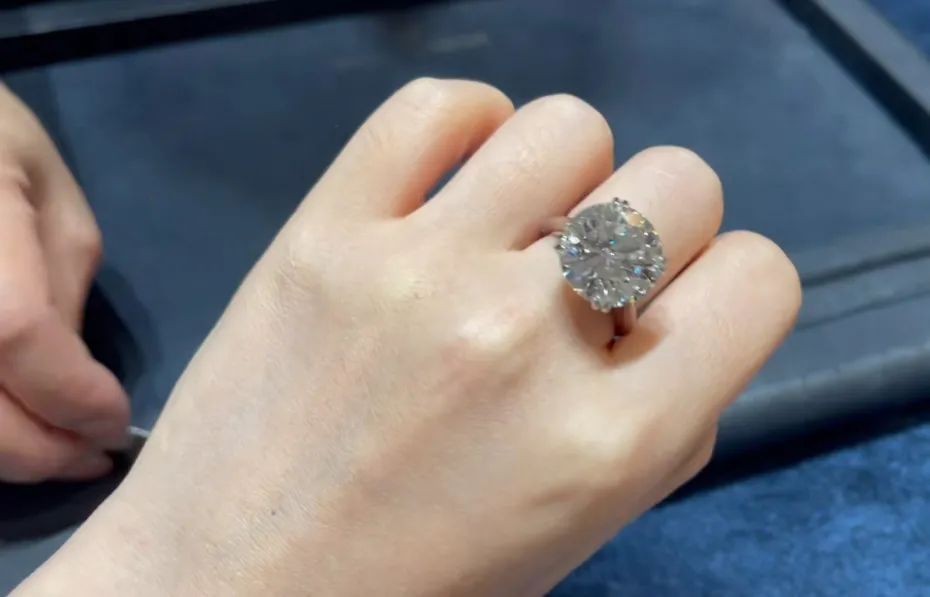 寺庙#辣眼睛！佛媛火了！女网红寺庙打擦边球！实则......网友：?悟空！快把她们拿下