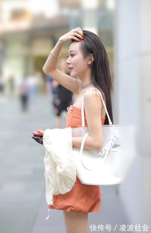 穿搭 人不仅长得漂亮,穿搭也很有个性,撩头发的侧脸很吸引人