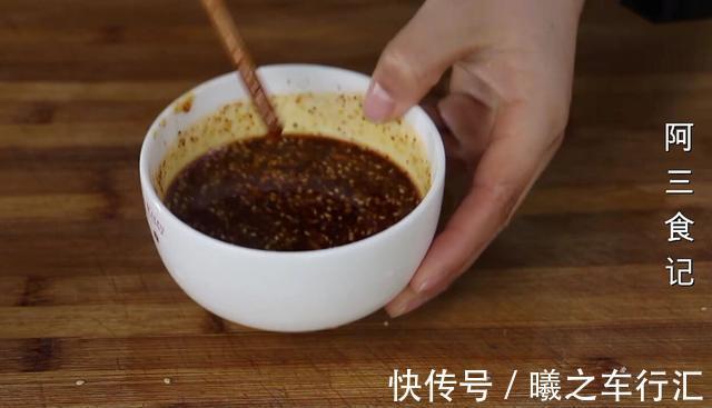 做法|白菜里加一把蘑菇，教你新做法，不炖不炒，太香了，出锅就扫光