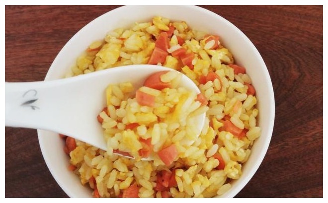 做蛋炒饭,不要先炒鸡蛋也不要先炒饭,跟我这样做,炒饭粒粒分明