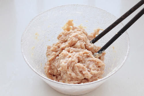 玉米淀粉|肉丸子不用油炸，蒸一蒸就上桌，香嫩好吃营养不流失，老少皆宜