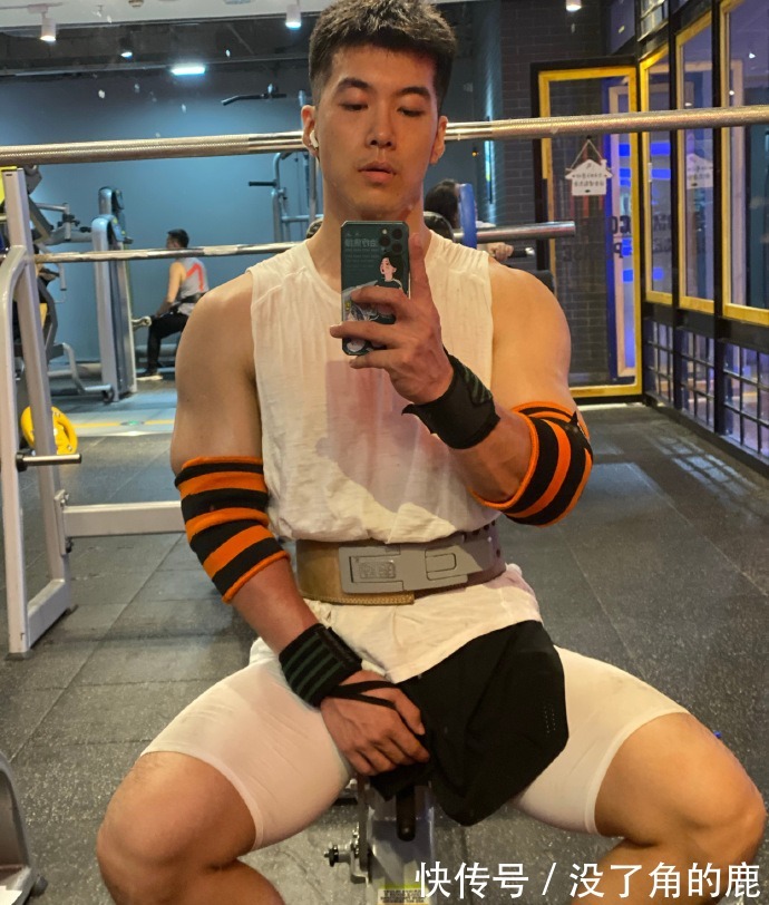 麒麟臂|爱健身的90后，胸肌发达麒麟臂健壮，在健身房常丢衣服！