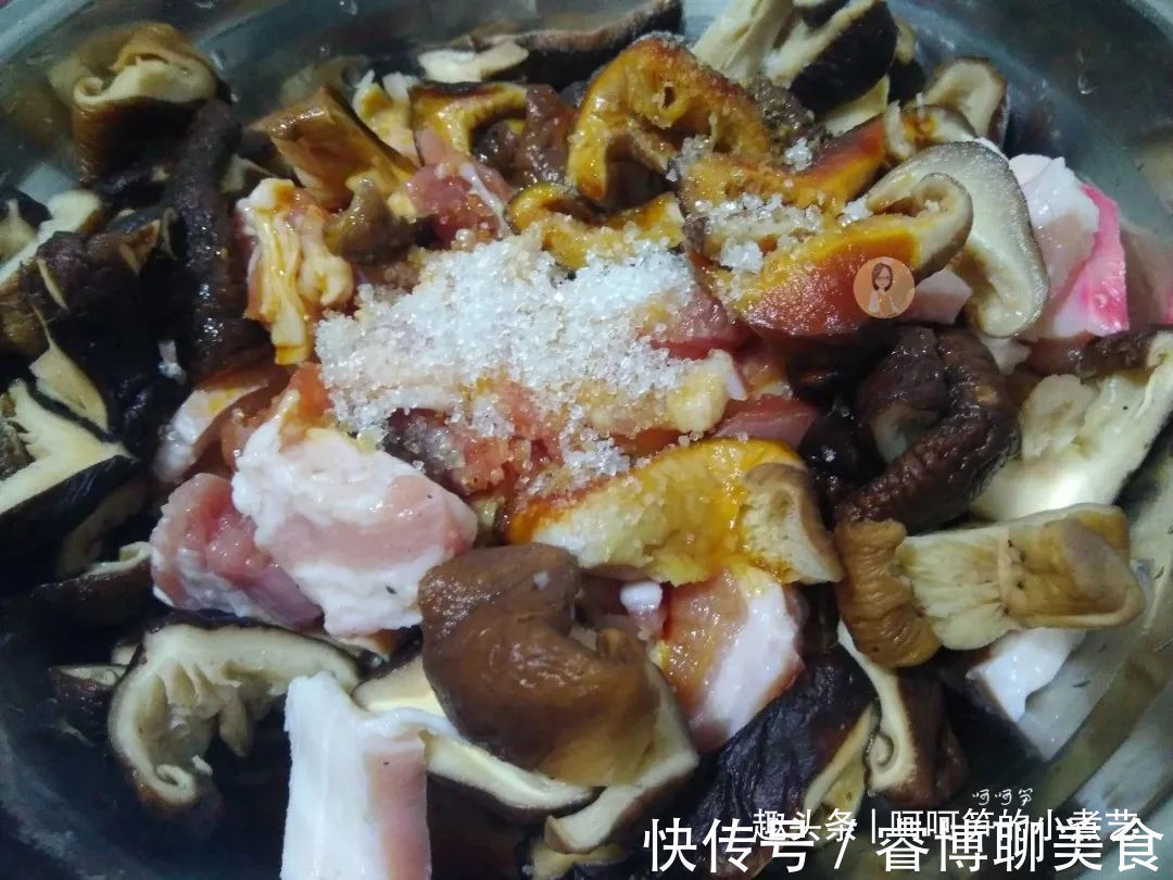 香菇|端午节将至，教你做鲜香味美的咸蛋黄肉粽，软糯诱人，吃了还想吃