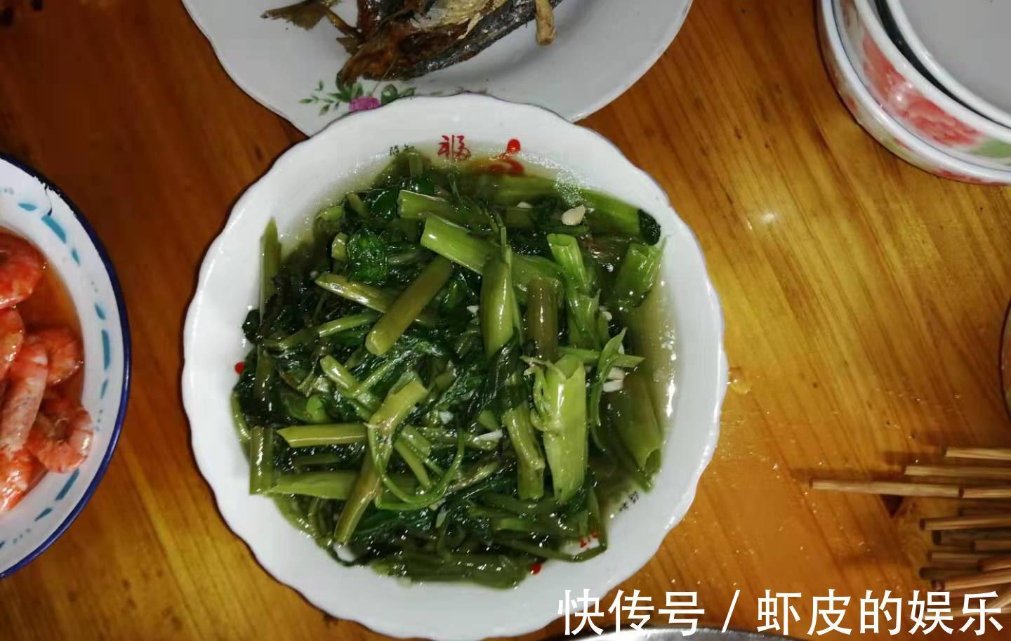 民工餐不讲究丰盛,但求“管饱”,荤素混搭啤酒管够