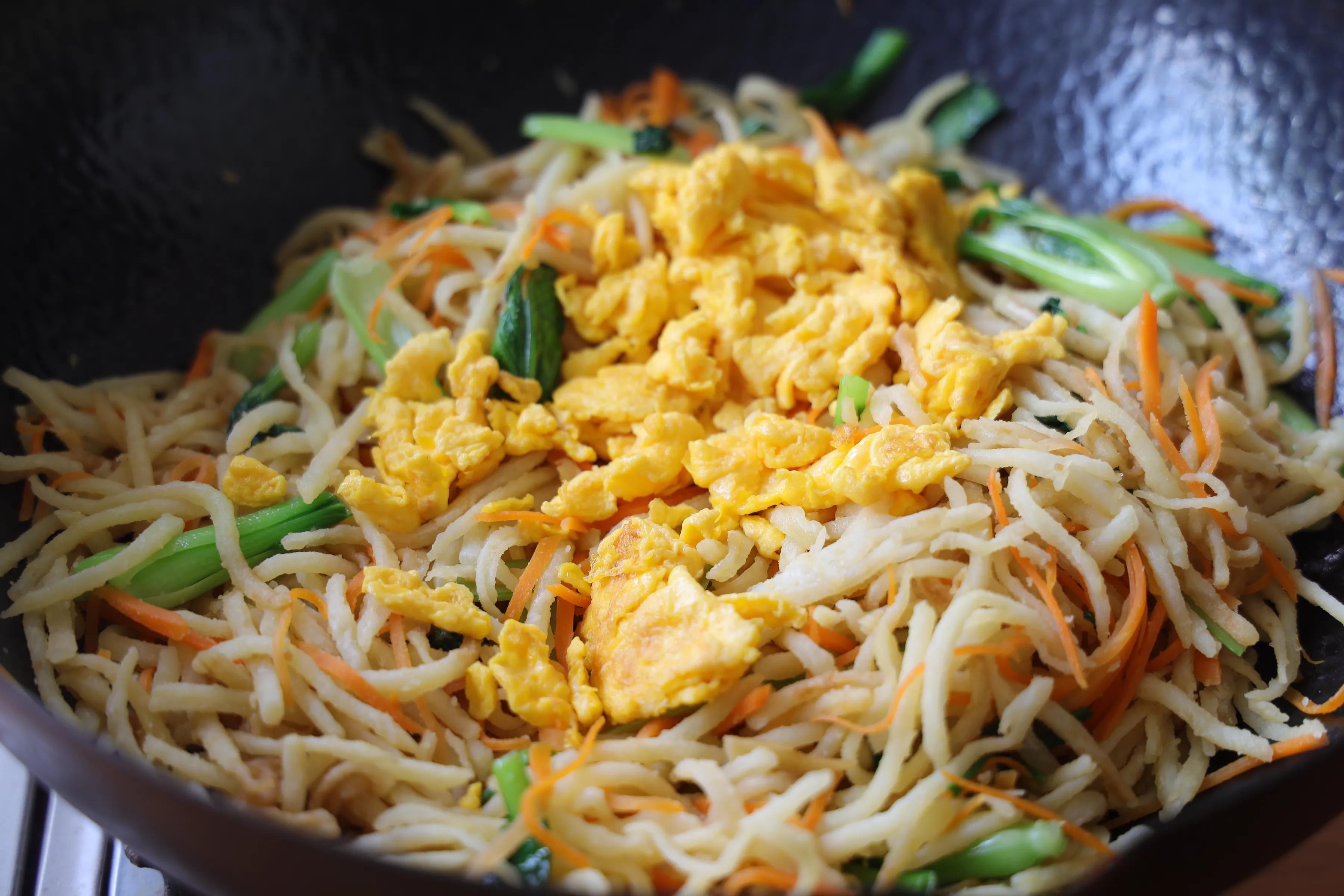 青菜|伏天，我家最爱的土豆吃法，炒一大锅，蔬菜主食都有，好吃又省事