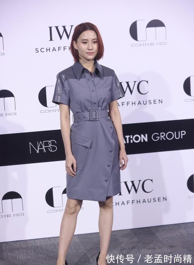 连衣裙|何超莲身上有富贵感,穿灰色连衣裙成熟大方,褪去小女孩的稚嫩