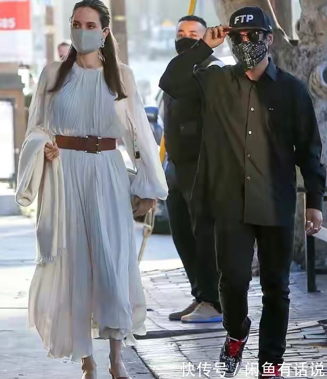 连衣裙|朱莉出席活动,46岁穿抹胸礼服还有“曲线”美,瘦而不柴太有魅力