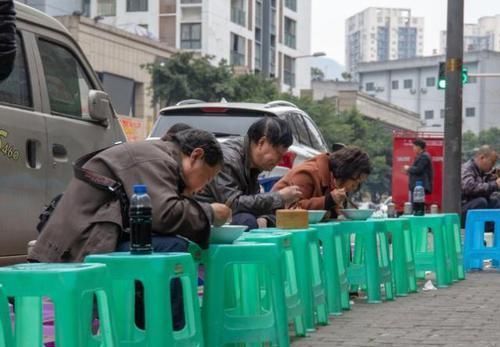 最“寒酸”的面馆,露天就餐,还能排队10米远,一天卖出800多碗