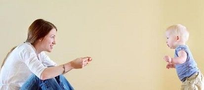 “先爬后走”与“不爬就走”的娃娃,长大后几个差距很明显