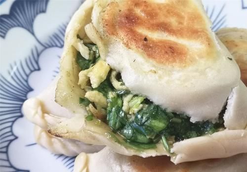 这菜春季正时令，鲜嫩多汁又实惠，5块钱3把，烙菜盒子就是香