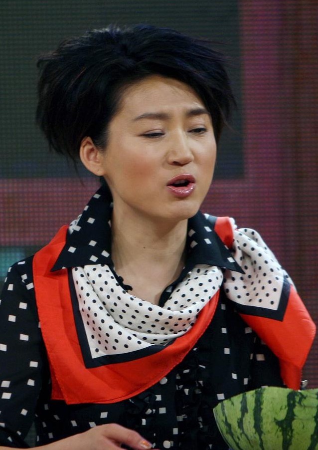 王小丫的这造型绝了，穿波点印花连衣裙搭配丝巾，更显得时尚