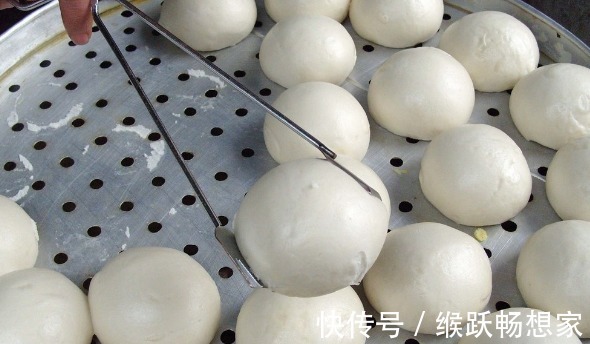 馒头|两个农村蒸馒头小妙招！馒头又白又漂亮出锅时不粘笼布！看看就懂