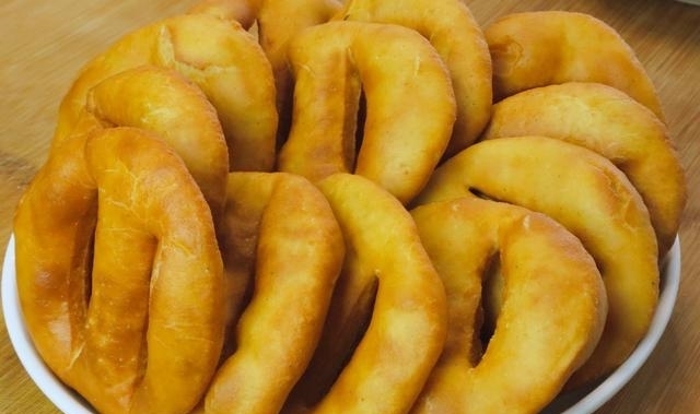 奶奶用了30年的炸油饼秘诀,金黄酥脆,个个空心,比买的好吃