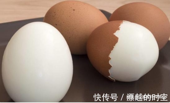 白水煮鸡蛋时,别傻傻只会用凉水激,多加“1步”,壳一碰就掉!