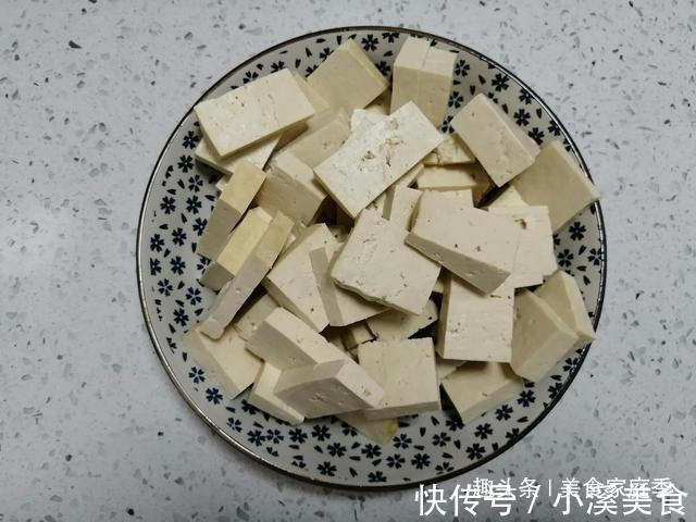 甜面酱|老豆腐这样做,比肉还好吃,香辣过瘾,二斤豆腐不够我家一顿吃的