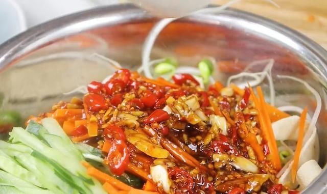 鲜香|凉拌豆皮,很多人调料第一步就做错了,跟大厨这样做,软嫩又鲜香