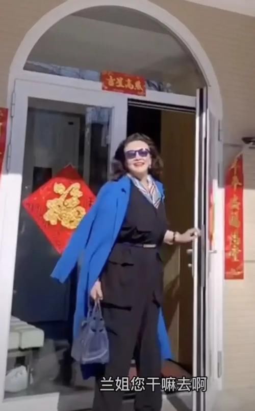 大S婆婆把豪宅当背景！穿连体衣小肚子凸出，拎十万包包太像贵妇