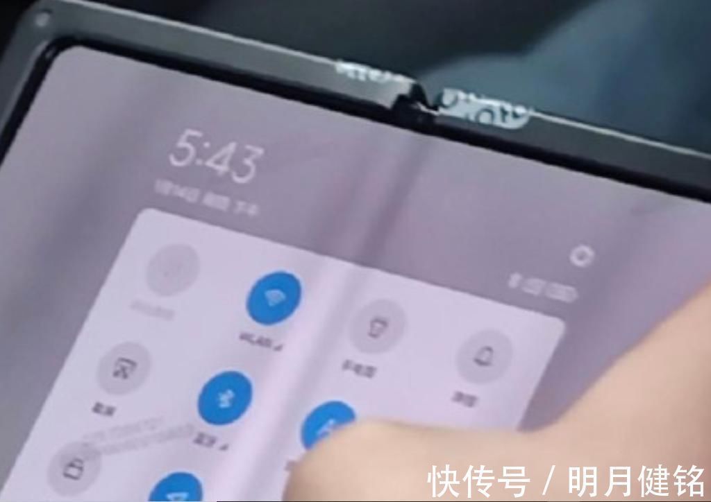 手机|小米折叠屏手机曝光，搭载MIUI12系统，工程机折痕明显