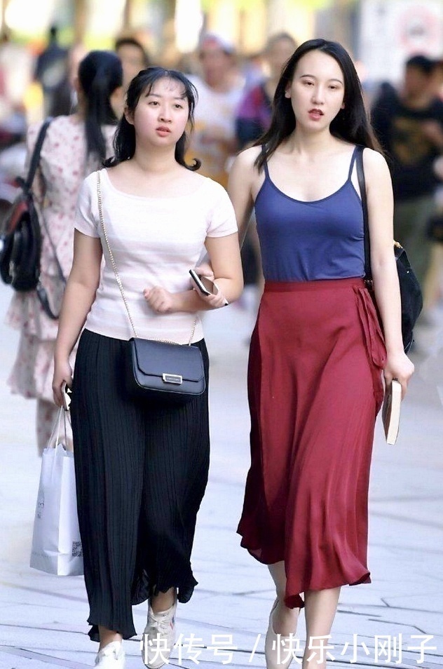 雍容华贵|美女穿搭真会配色,蓝色和红色的撞色,有种雍容华贵的美感