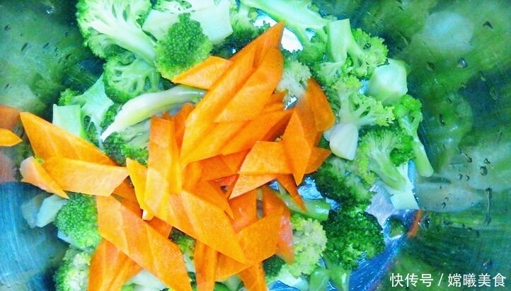 凉拌西兰花时,不要直接下锅煮了,多做一步,杀菌消毒去除虫子