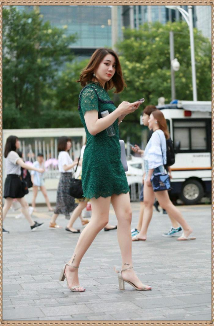 身材|街拍这种发福的身材,穿深绿色短裙很老气,像个老太太一样吧