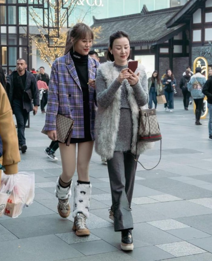 时尚大气的小姐姐，牛仔工装裤的穿搭，性感十足