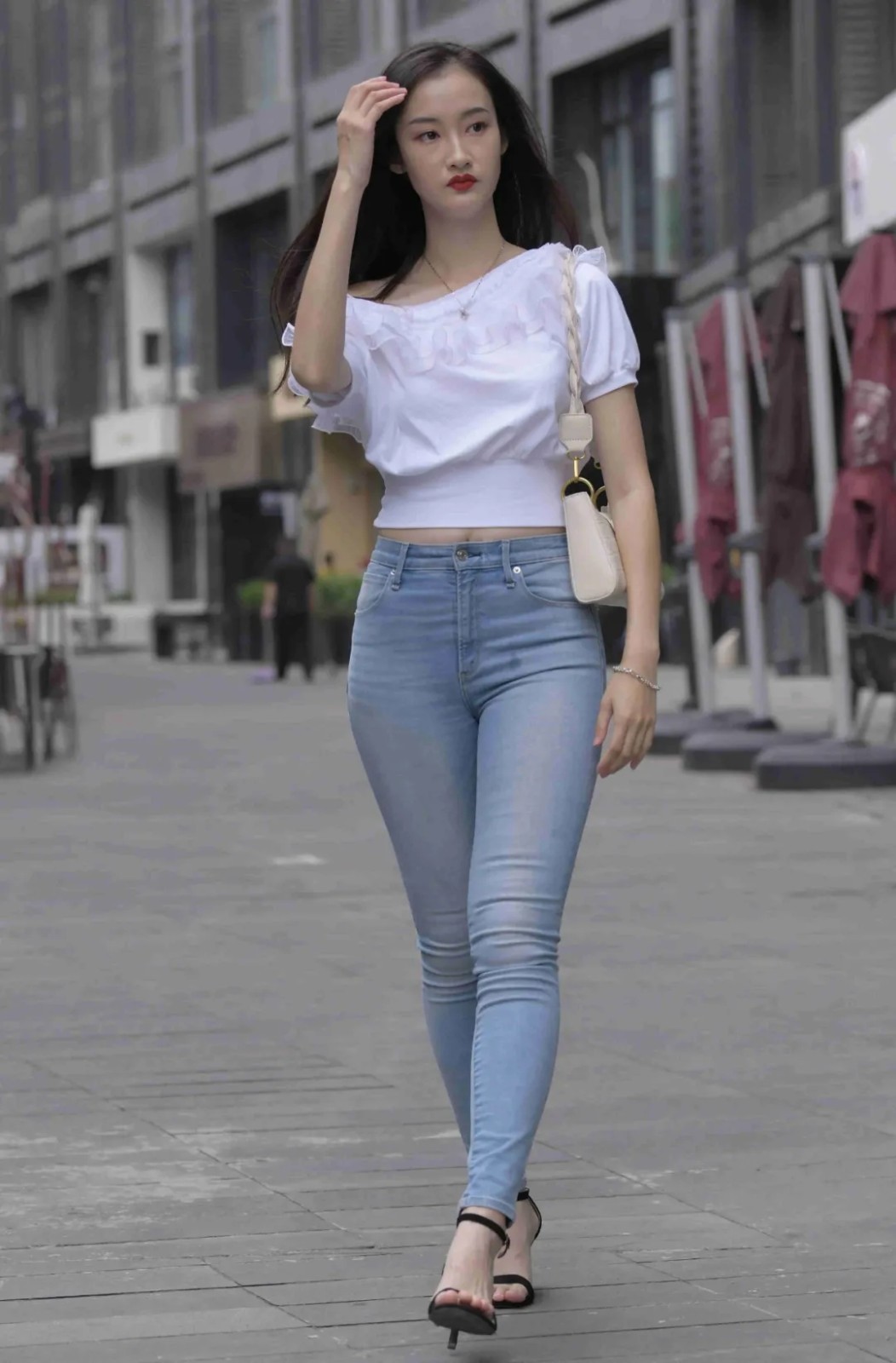 蕾丝 这才是牛仔裤的优质穿法,舒适洋气又有型,青春气息尽情释放