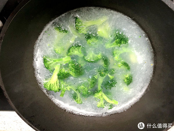 营养价值|西兰花别再炒着吃了，配上鱼片，上锅简单蒸一下，营养美味特省事