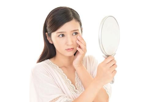 鼻子上挤出白色条状物，总是清不干净，或是你的化妆品添“堵”了