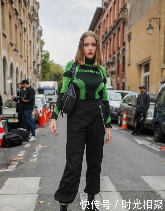 女人|女人身高不足165,建议冬天多穿这3条裤,搭短靴,时髦显瘦