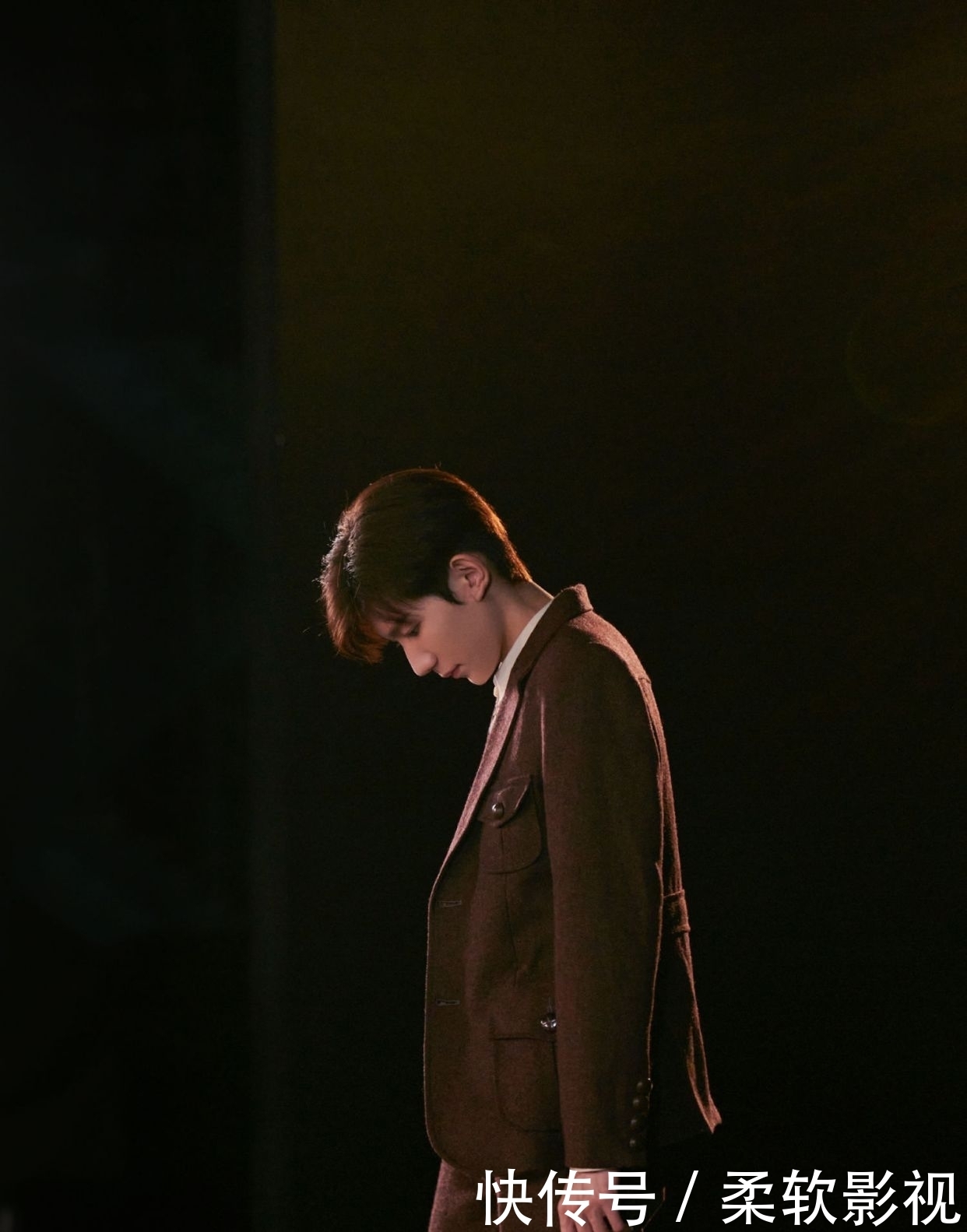 勤恳|王源《故事里的中国》花絮来袭 朴实勤恳的话剧少年