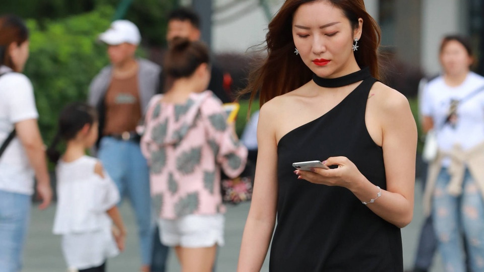 熟女|阿姨一身黑色连衣裙穿出熟女特有的气质和味道