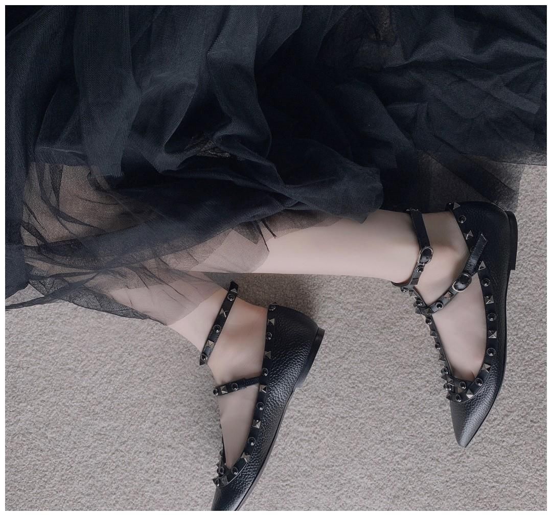 高跟鞋|满身都是铆钉的奢侈品高跟鞋,华伦天奴靠出众博眼球,性感度极高